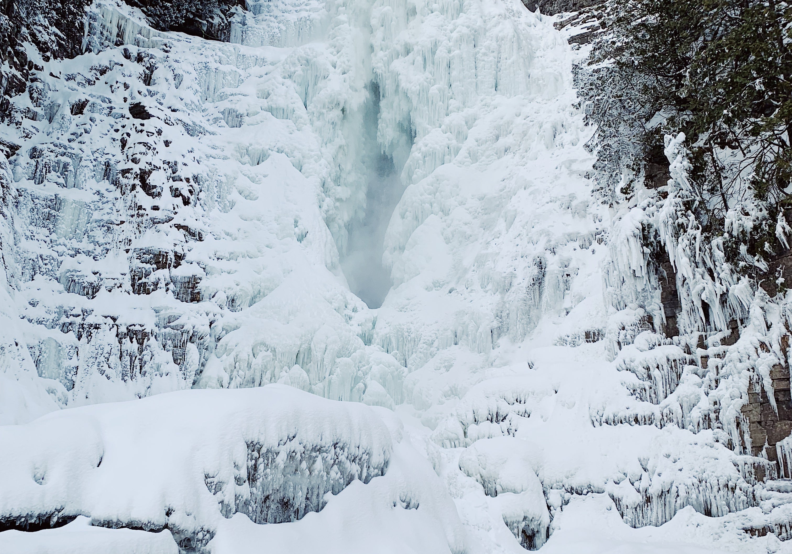 Les chutes cachées les plus spectaculaires de la région de Québec en hiver !