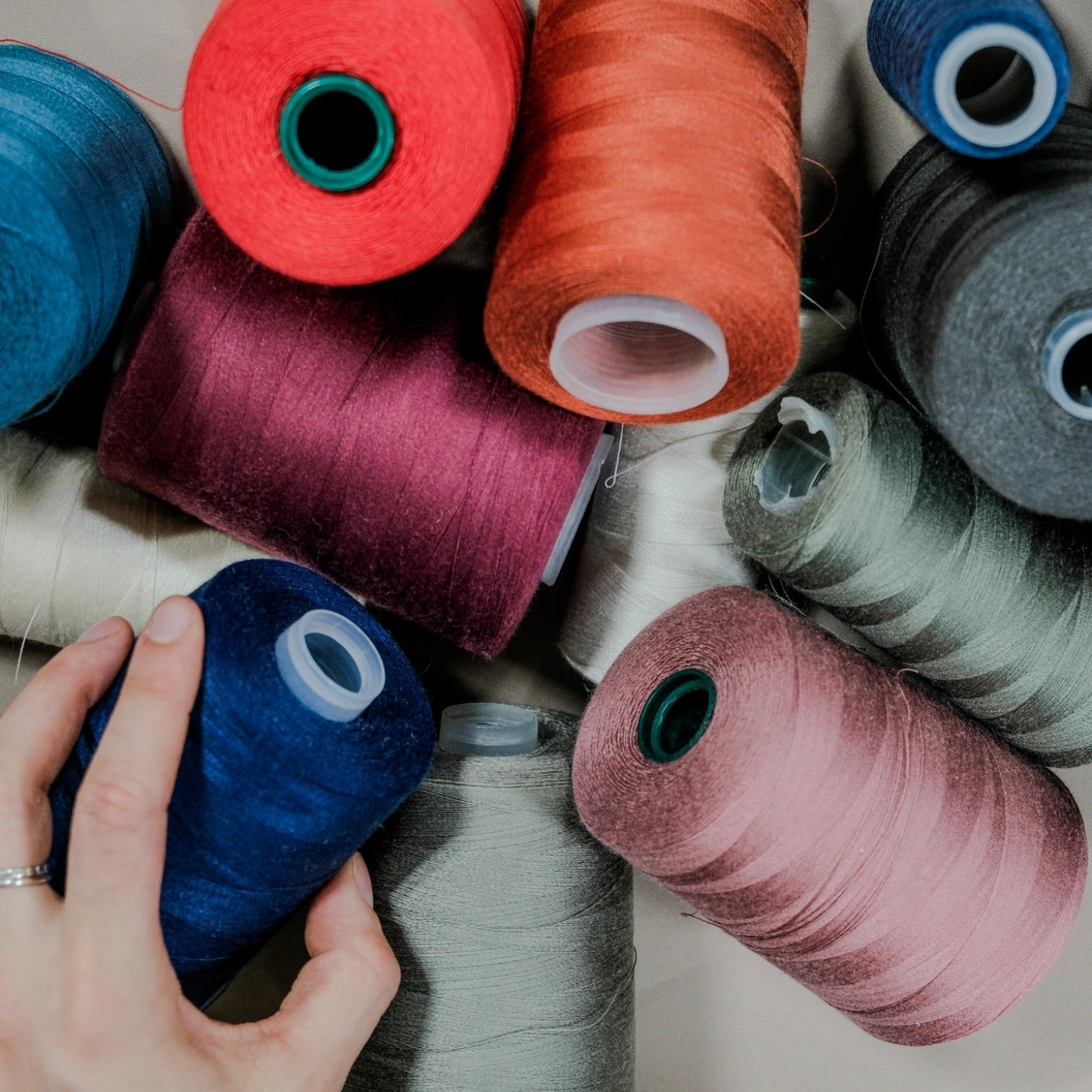 Tas de bobines de fil colorées. 