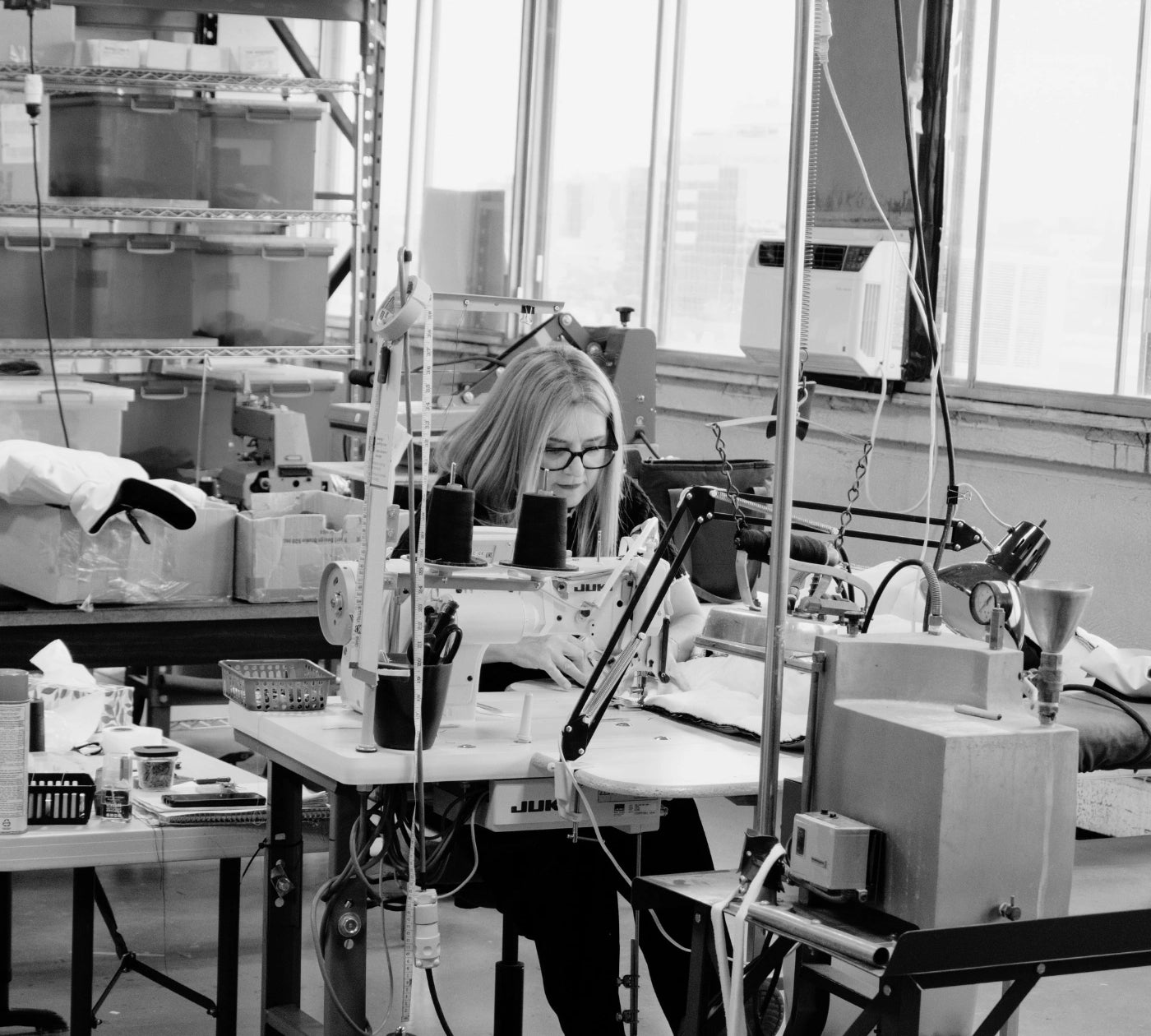 Isabel, la couturière en cheffe d'Audvik qui fabrique un manteau d'hiver Audvik.