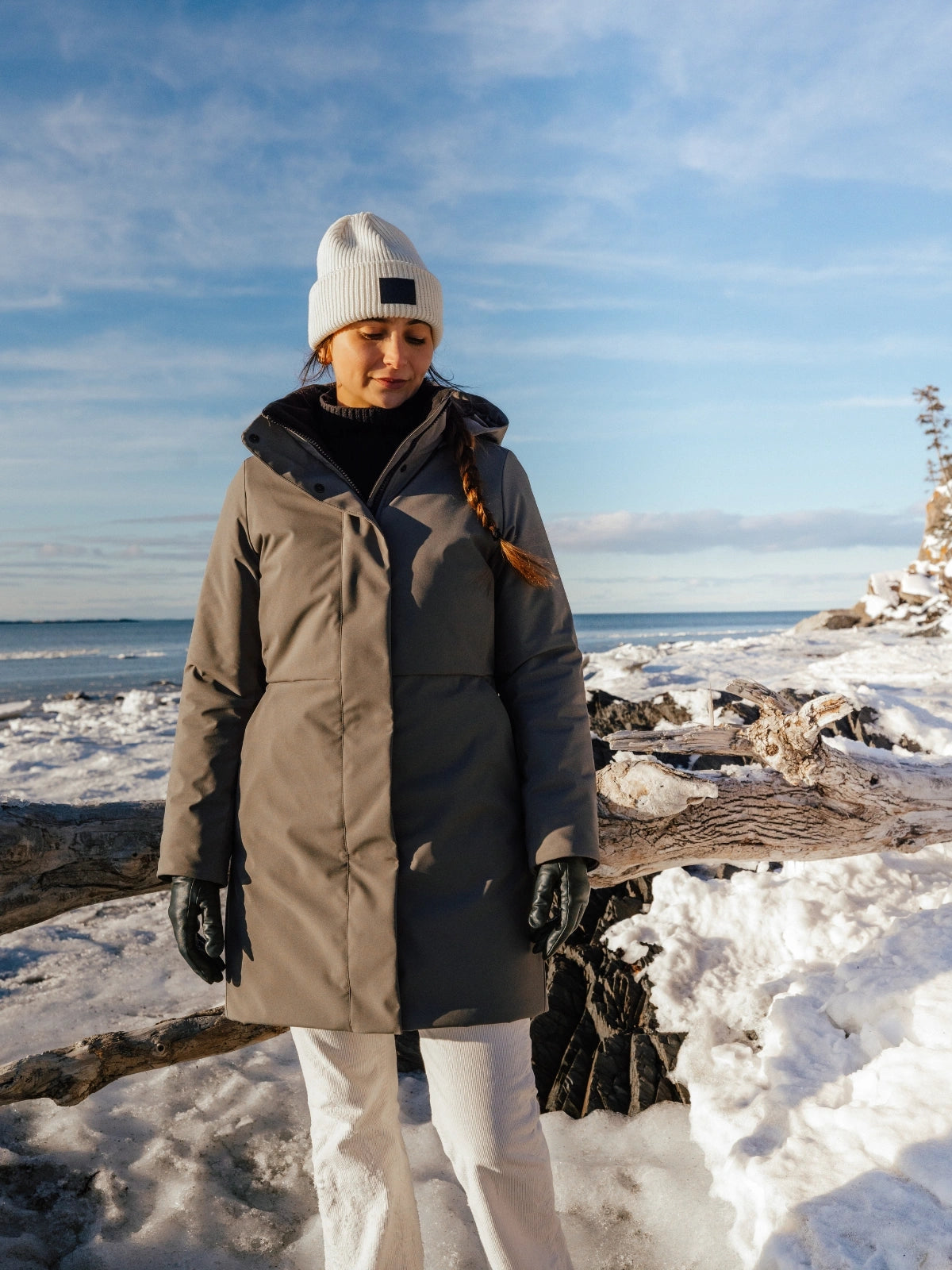 Femme dans un paysage hivernal portant un manteau d'hiver kaki et une tuque-beige-Audvik