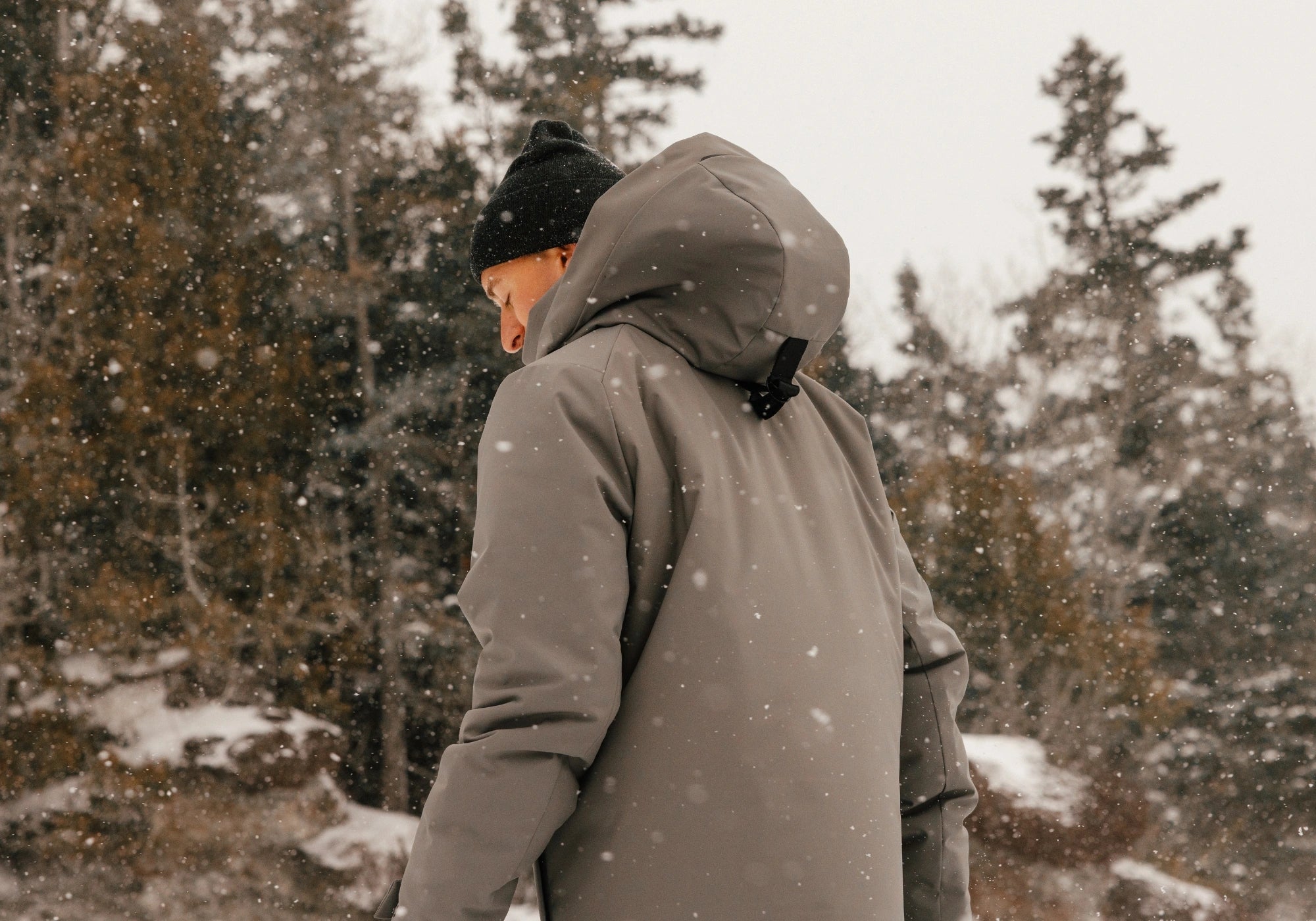 Homme de dos dans un paysage hivernal portant un manteau d'hiver kaki Audvik. 