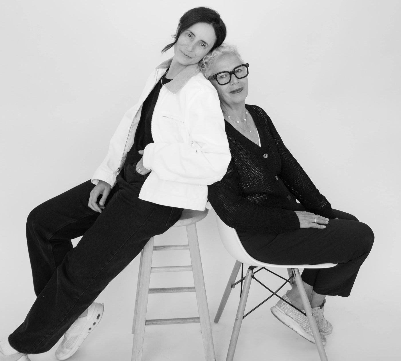 Sophie et Elise Boyer posant sur un fond blanc assises sur des chaises. 