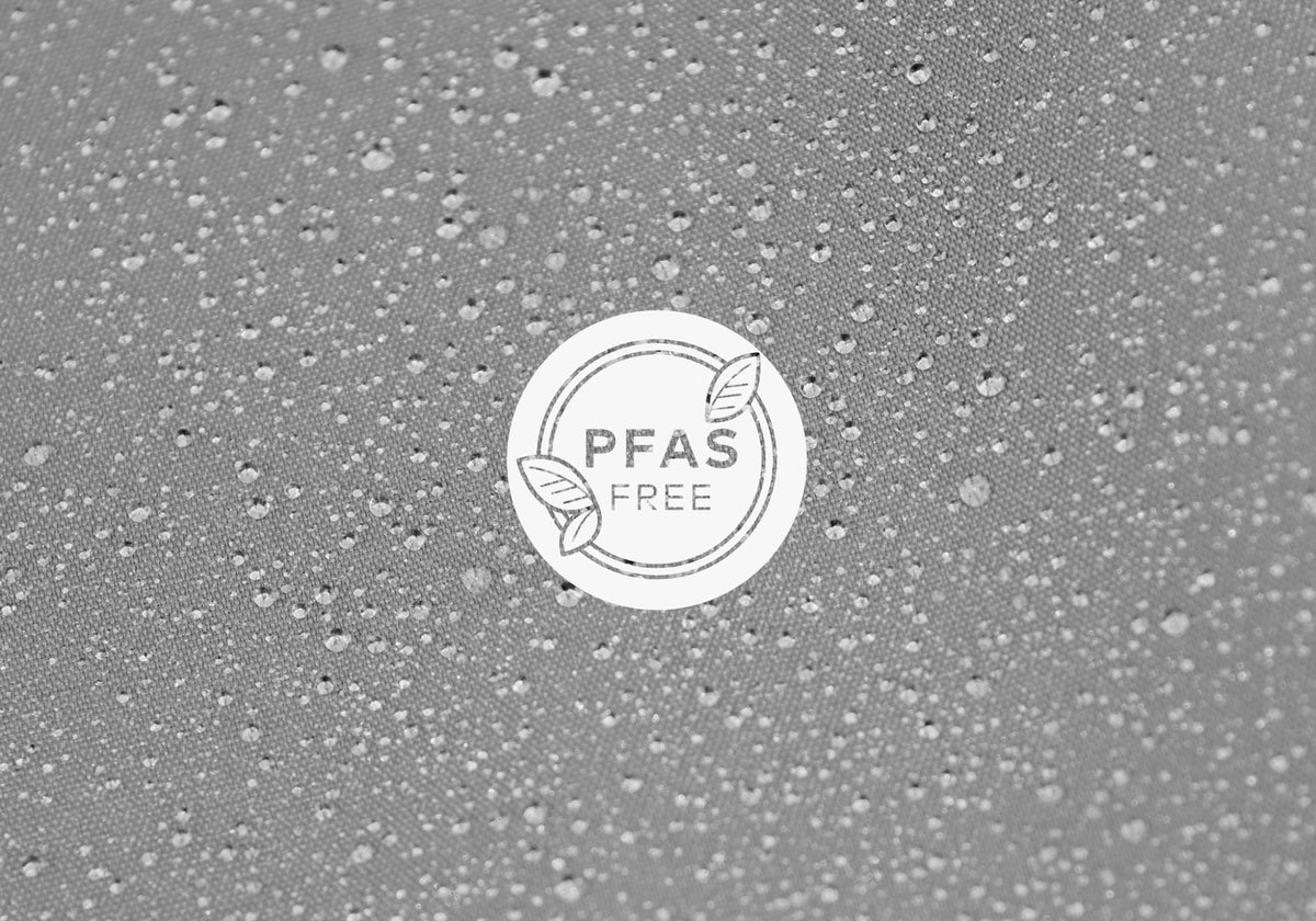 Photo en noir et blanc d'un tissu Audvik avec des gouttes d'eau et du logo sans PFAS