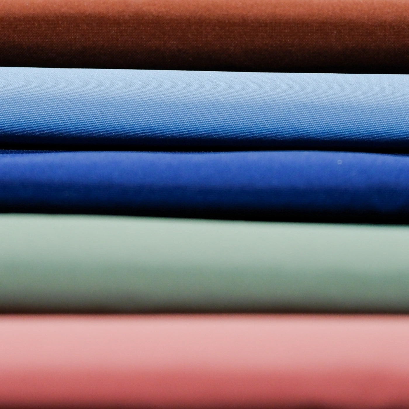 Pile de tissus colorés Audvik.