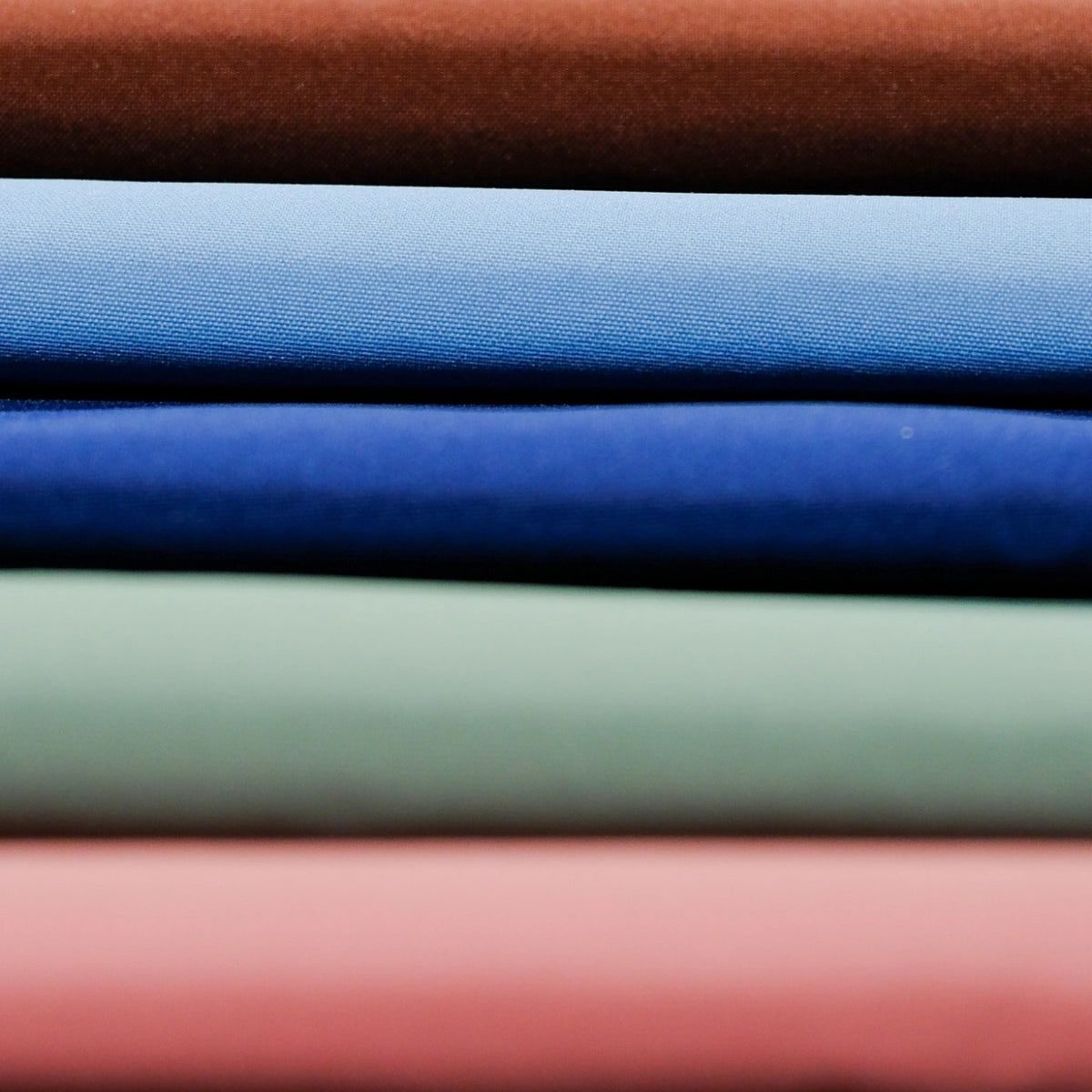 Pile de tissus colorés Audvik.
