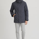 Manteau ébène court pour homme. Manteau gris foncé fabriqué au Québec. Ajustement au capuchon
