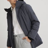 Manteau court chic pour homme couleur gris foncé. Ajustement au capuchon et poignet en micropolar.