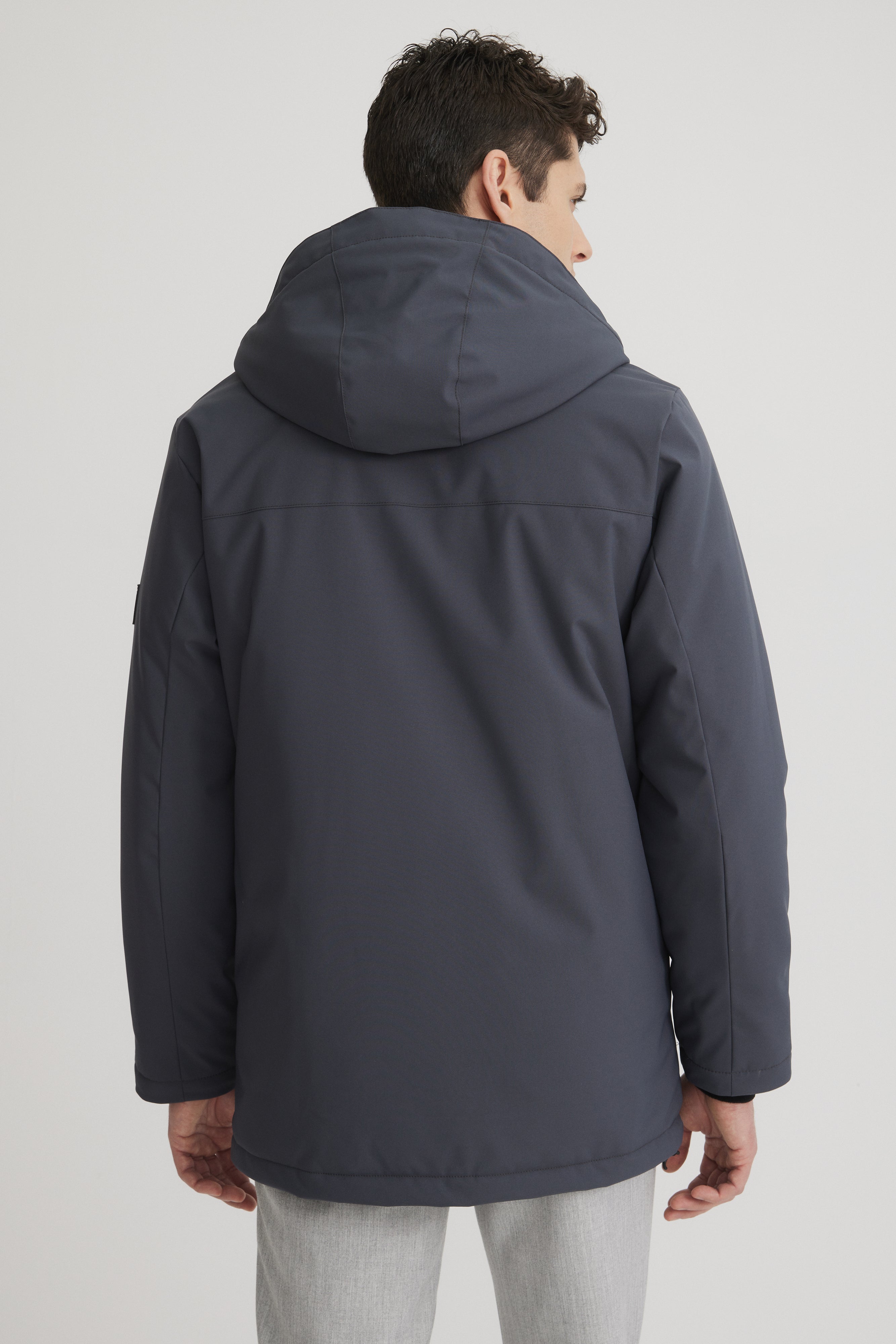 Manteau d'hiver chic pour homme. Livraison gratuite au Canada. Chaleur et confort.