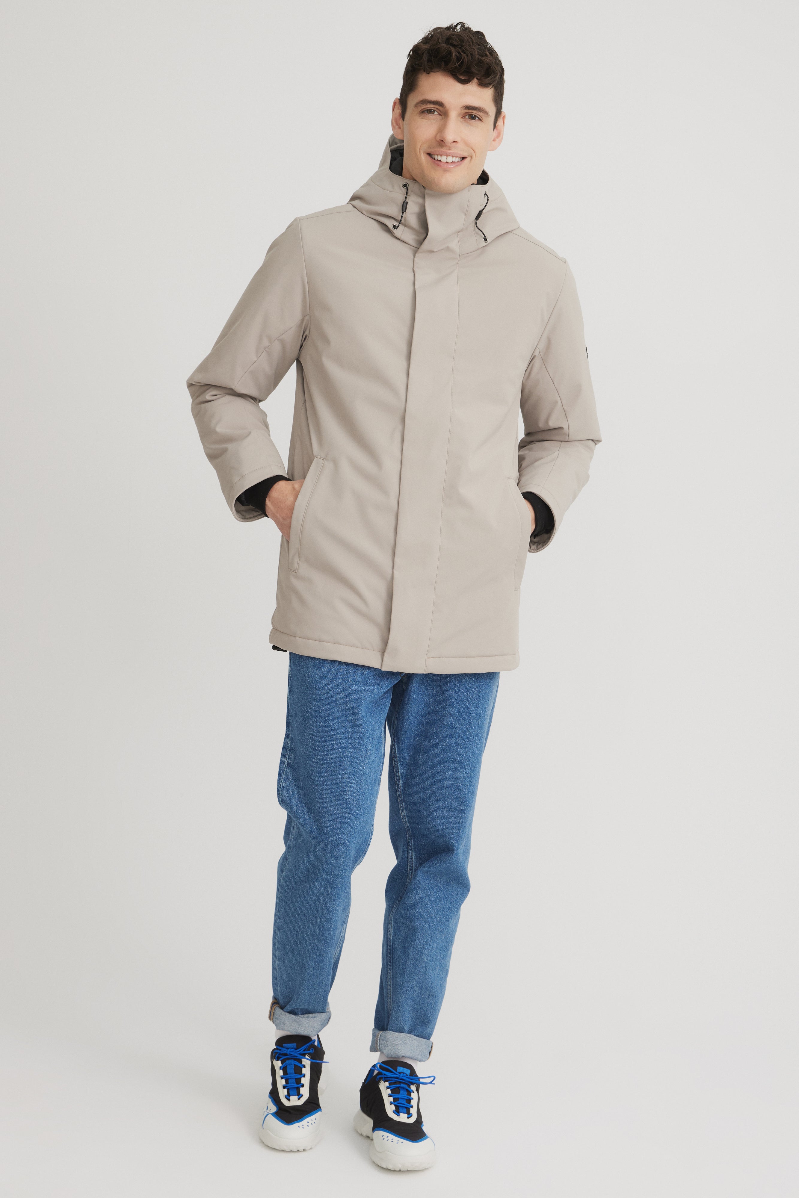 Manteau couleur sable pour homme. Manteau d'hiver chaud et beige. 