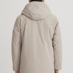 Manteau beige pour homme de dos. Fabriqué au Québec. Manteau vegan chaud et confortable.
