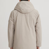 Manteau beige pour homme de dos. Fabriqué au Québec. Manteau vegan chaud et confortable.