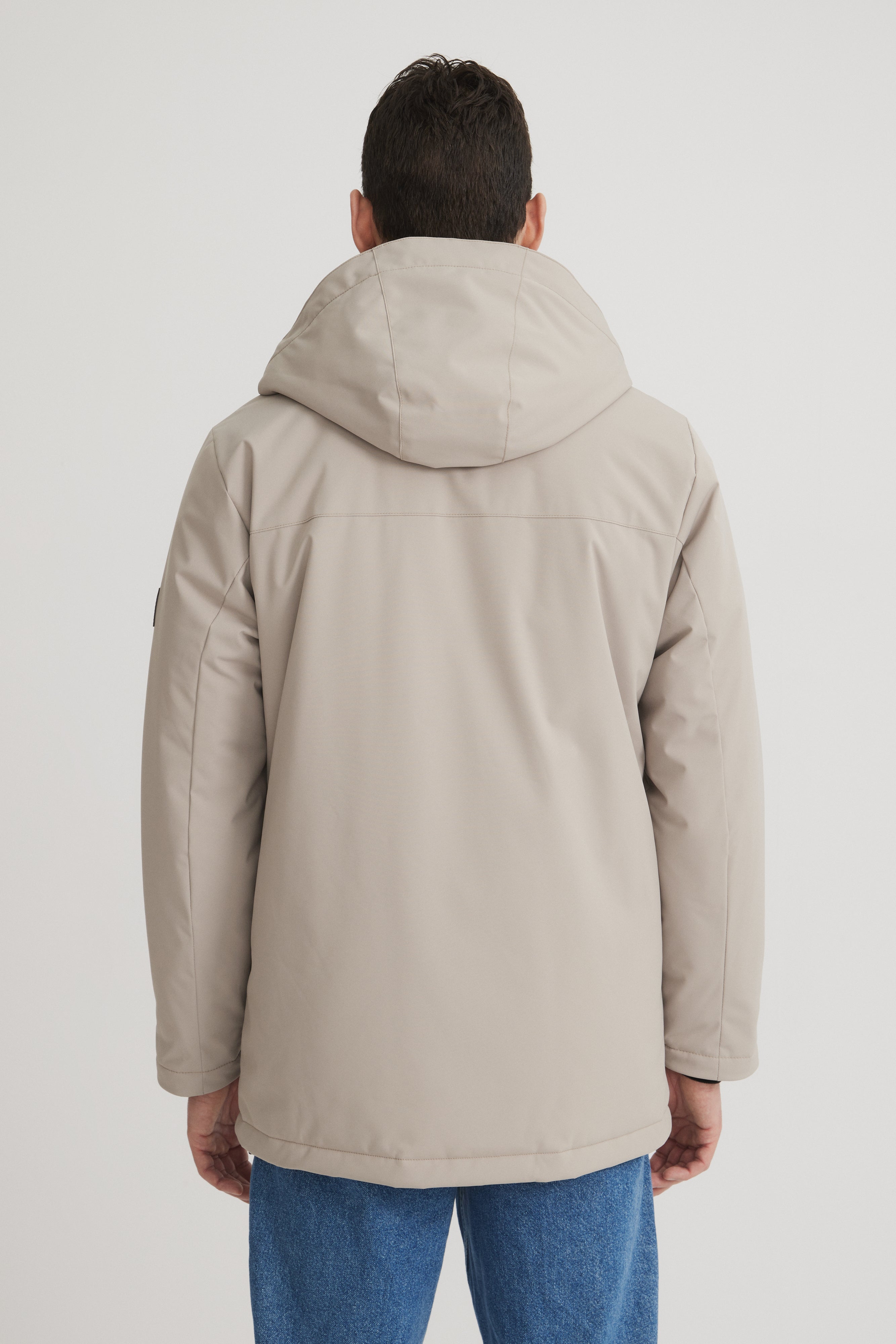 Manteau beige pour homme de dos. Fabriqué au Québec. Manteau vegan chaud et confortable.