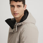 Manteau pour homme beige. Manteau chic et court fabriqué au Québec. Ajustements au capuchon