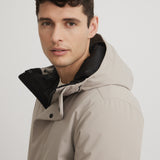 Manteau pour homme beige. Manteau chic et court fabriqué au Québec. Ajustements au capuchon