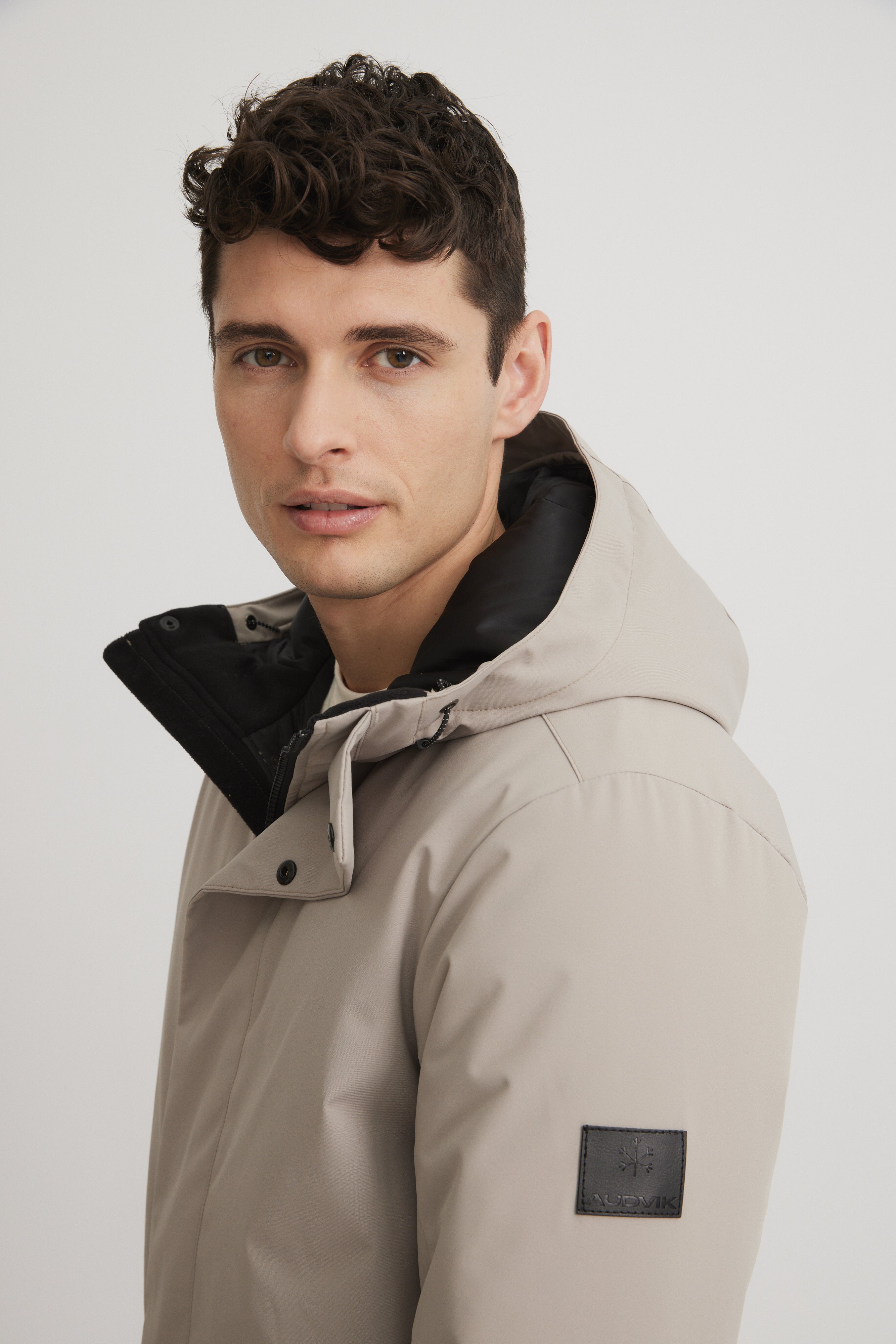 Manteau pour homme beige. Manteau chic et court fabriqué au Québec. Ajustements au capuchon