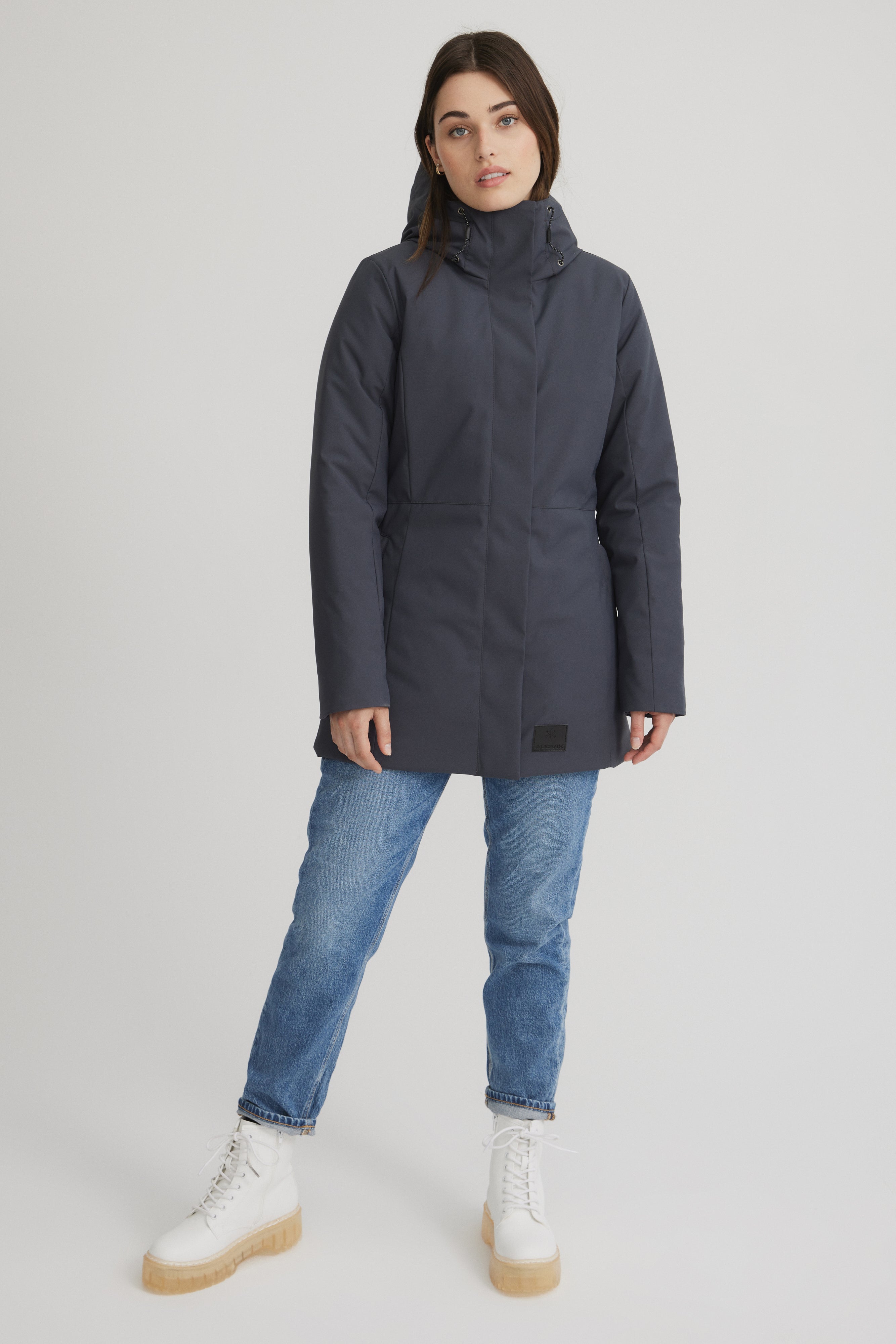 Manteau d'hiver gris foncé et court pour femme. Longueur en dessous des hanches. 
