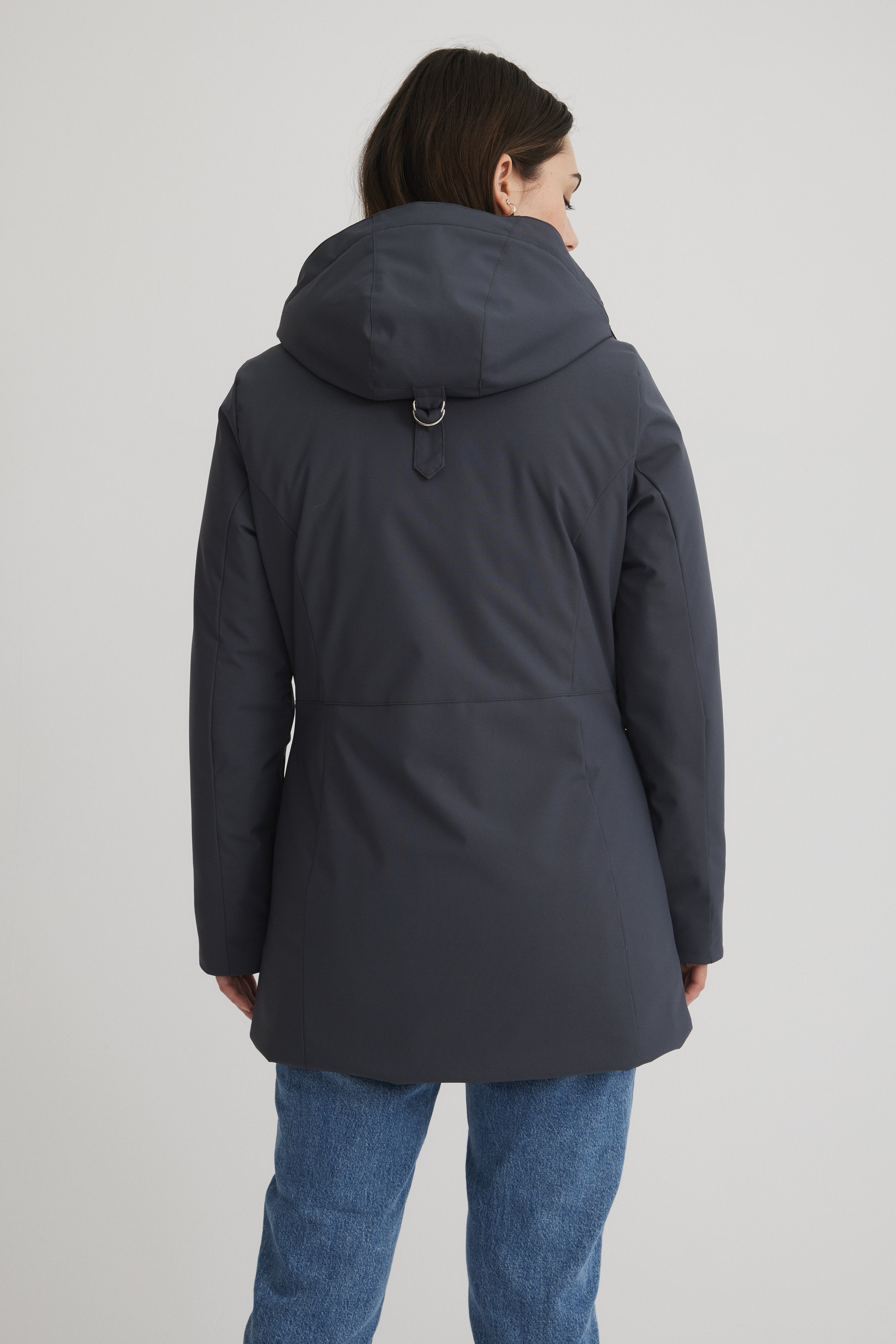 Manteau pour femme ébène court. Isolé synthétiquement. Fabriqué au Québec pour les hivers québécois.