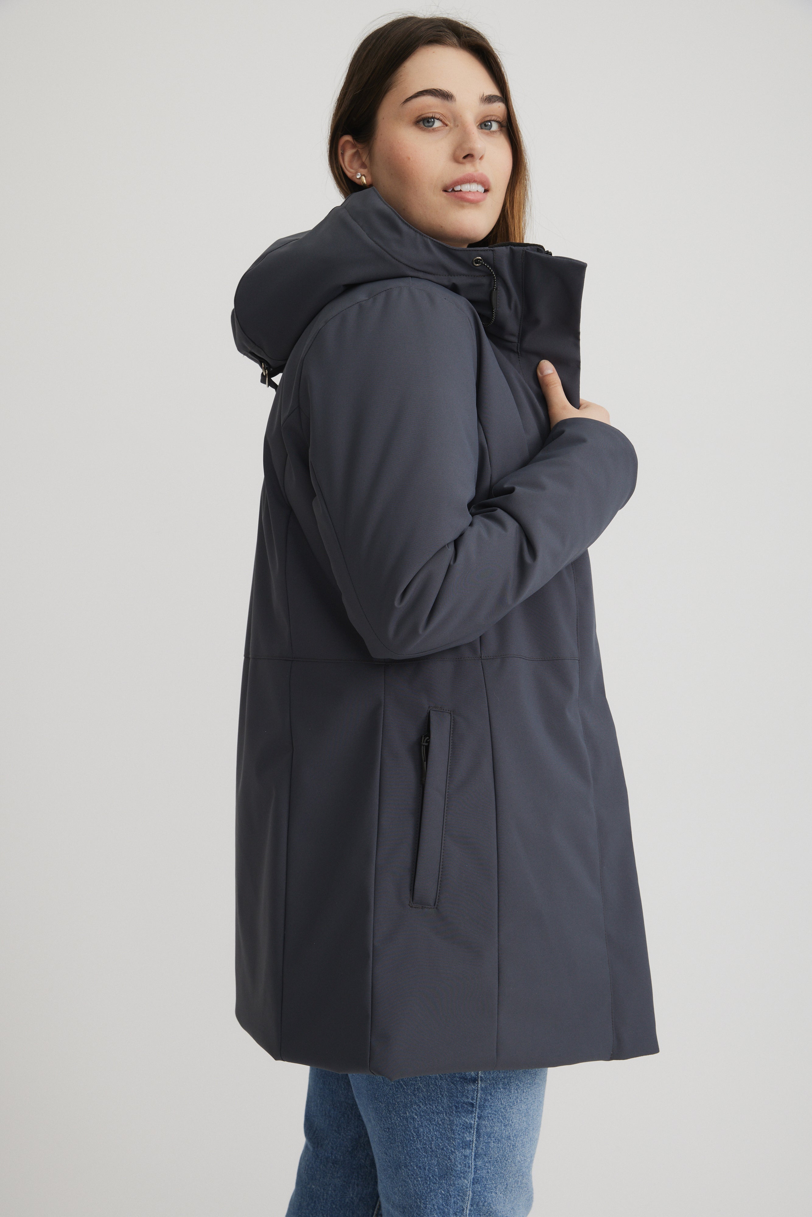 Manteau couleur gris foncé pour femmeé manteau chaud et court fabriqué au Québec. Vegan.