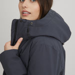 Manteau vegan pour femme avec capuchon ajustable. Fabriqué au Québec pour les hivers québécois.