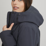 Manteau vegan pour femme avec capuchon ajustable. Fabriqué au Québec pour les hivers québécois.
