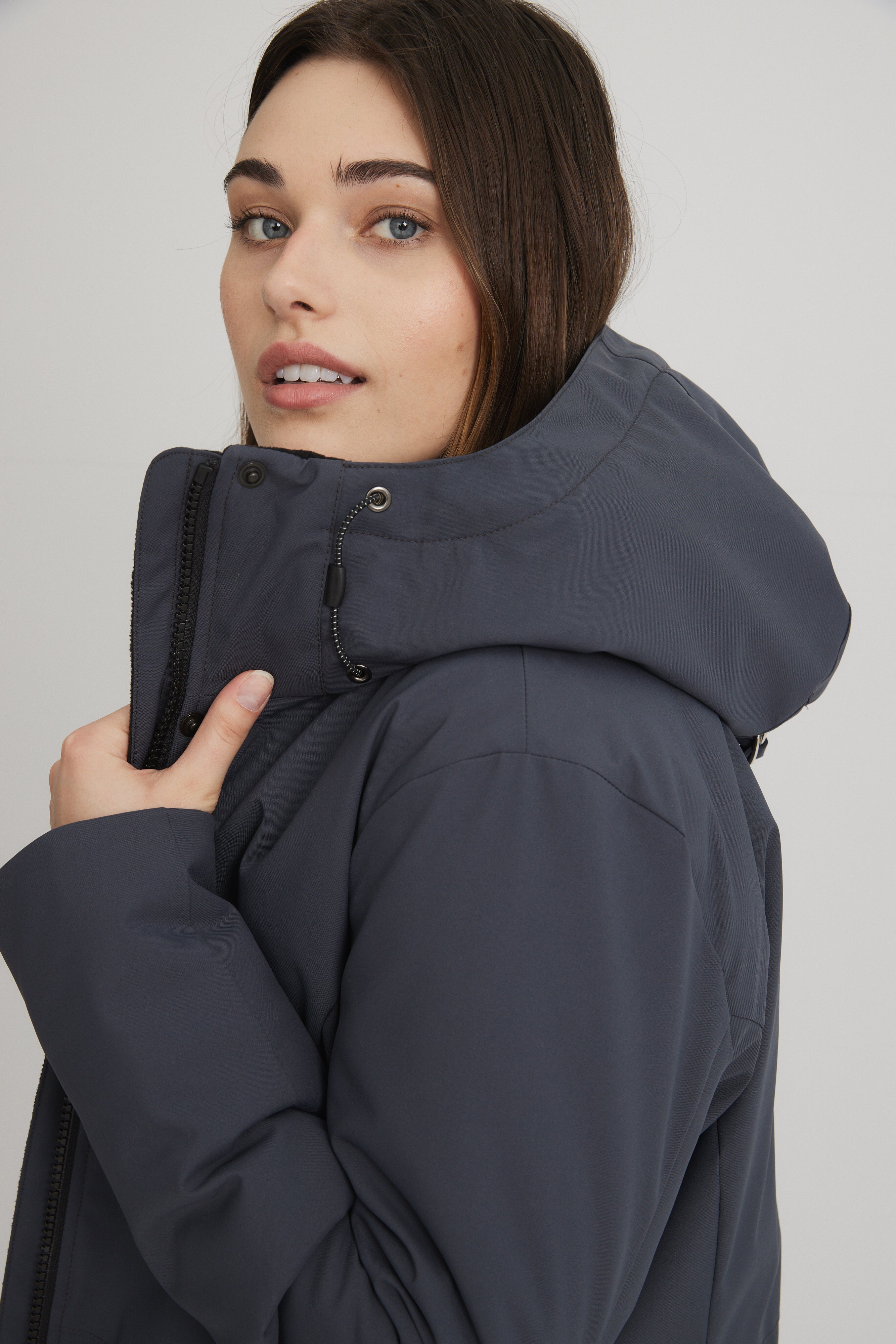 Manteau vegan pour femme avec capuchon ajustable. Fabriqué au Québec pour les hivers québécois.