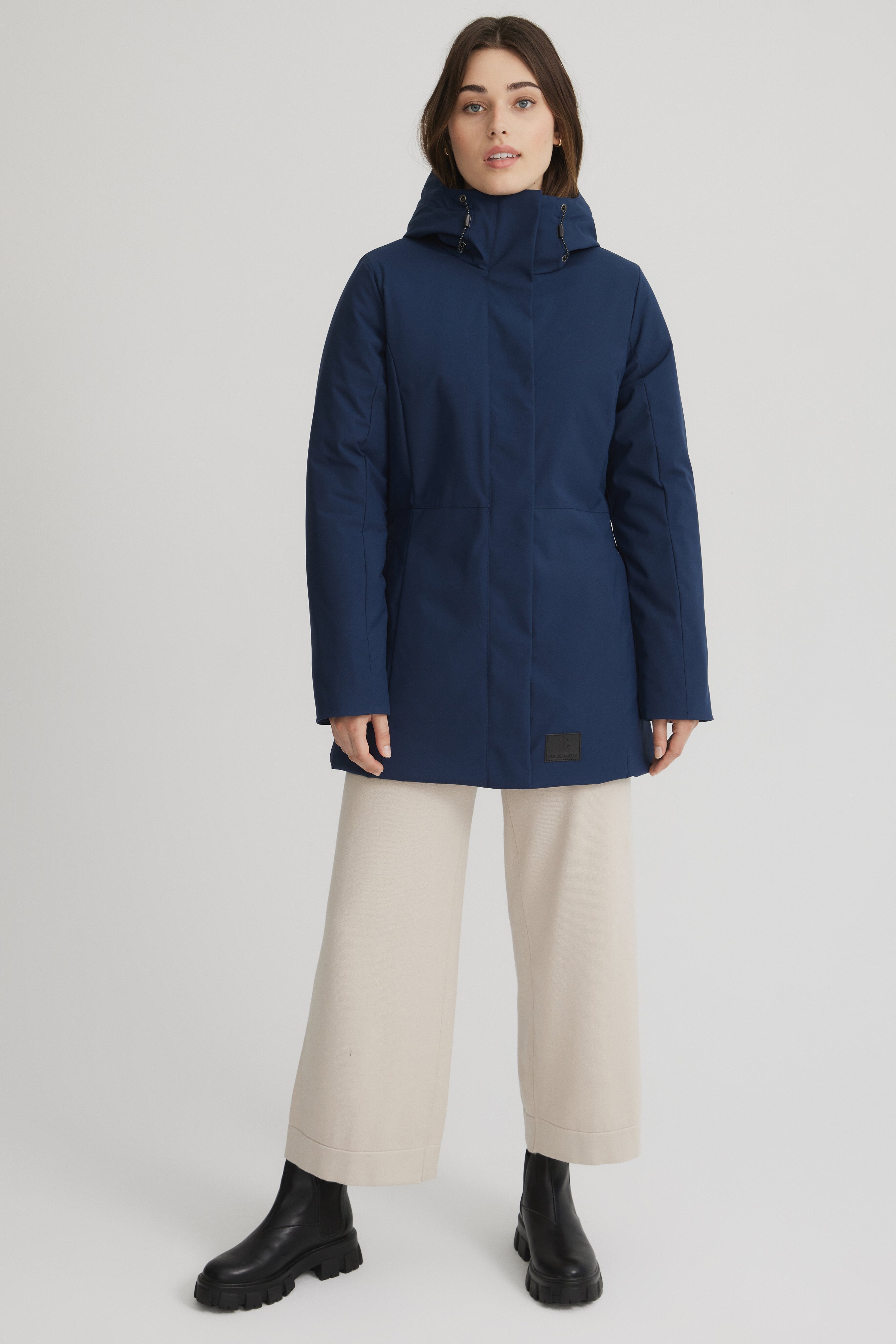 Manteau pour femme bleu marine. Manteau court isolé synthétiquement