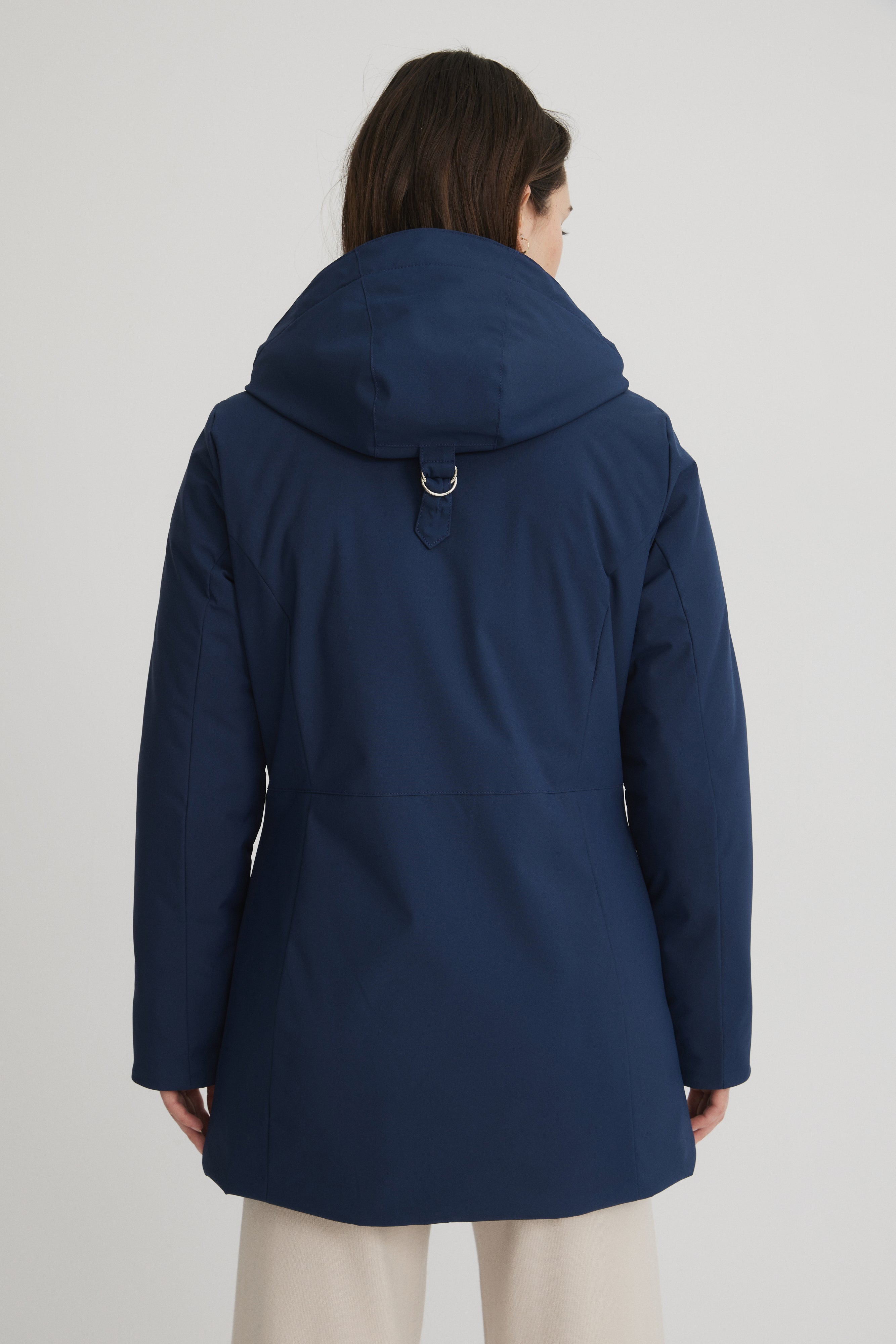Manteau d'hiver court marine pour femme. Ajustements au capuchon