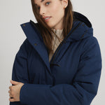 Manteau marine pour femme fabriqué au Québec. Entièrement vegan avec isolant synthétique.