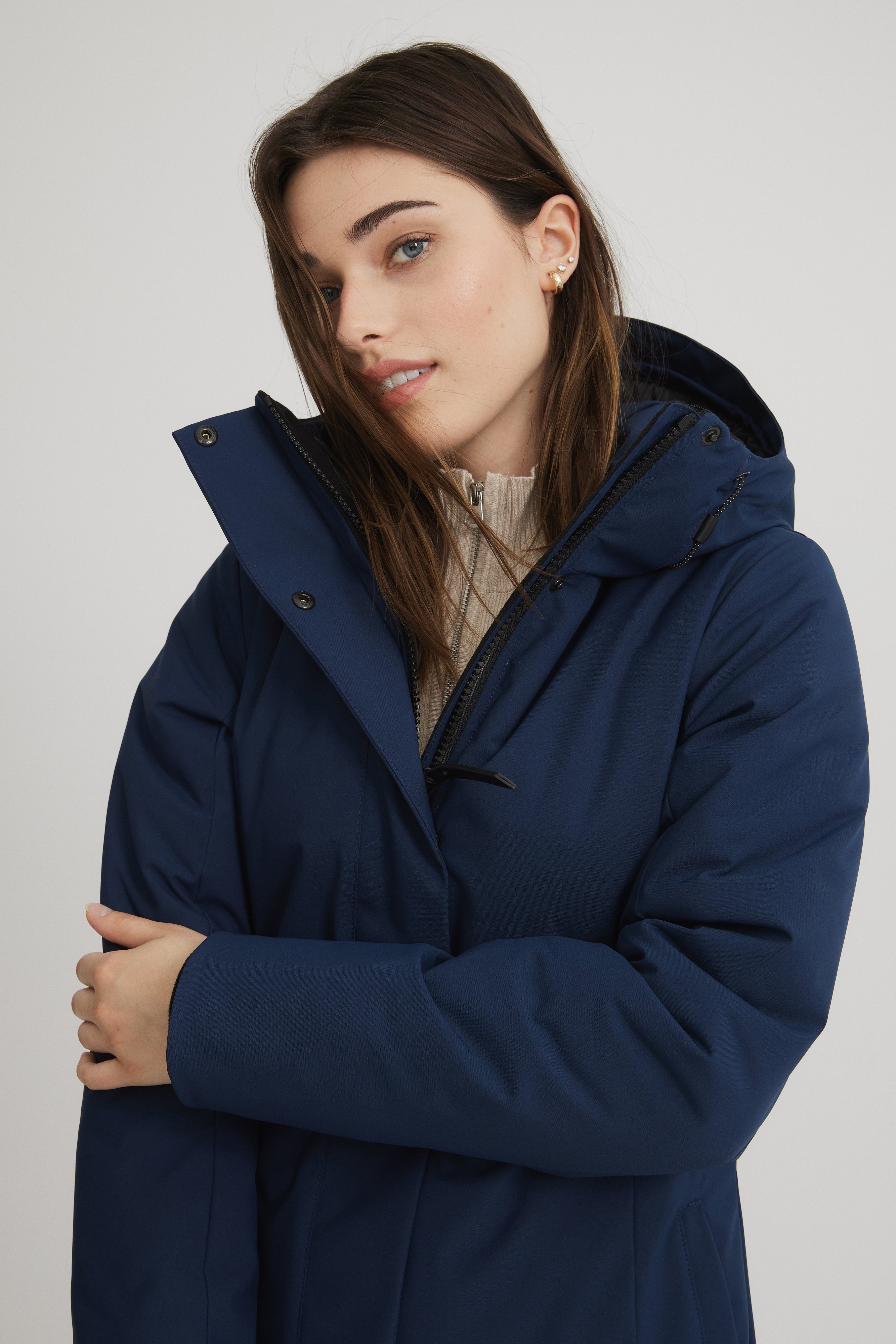 Manteau marine pour femme fabriqué au Québec. Entièrement vegan avec isolant synthétique.