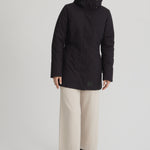 Manteau d'hiver noir court pour femme. Isolant synthétique et capuchon ajustable.