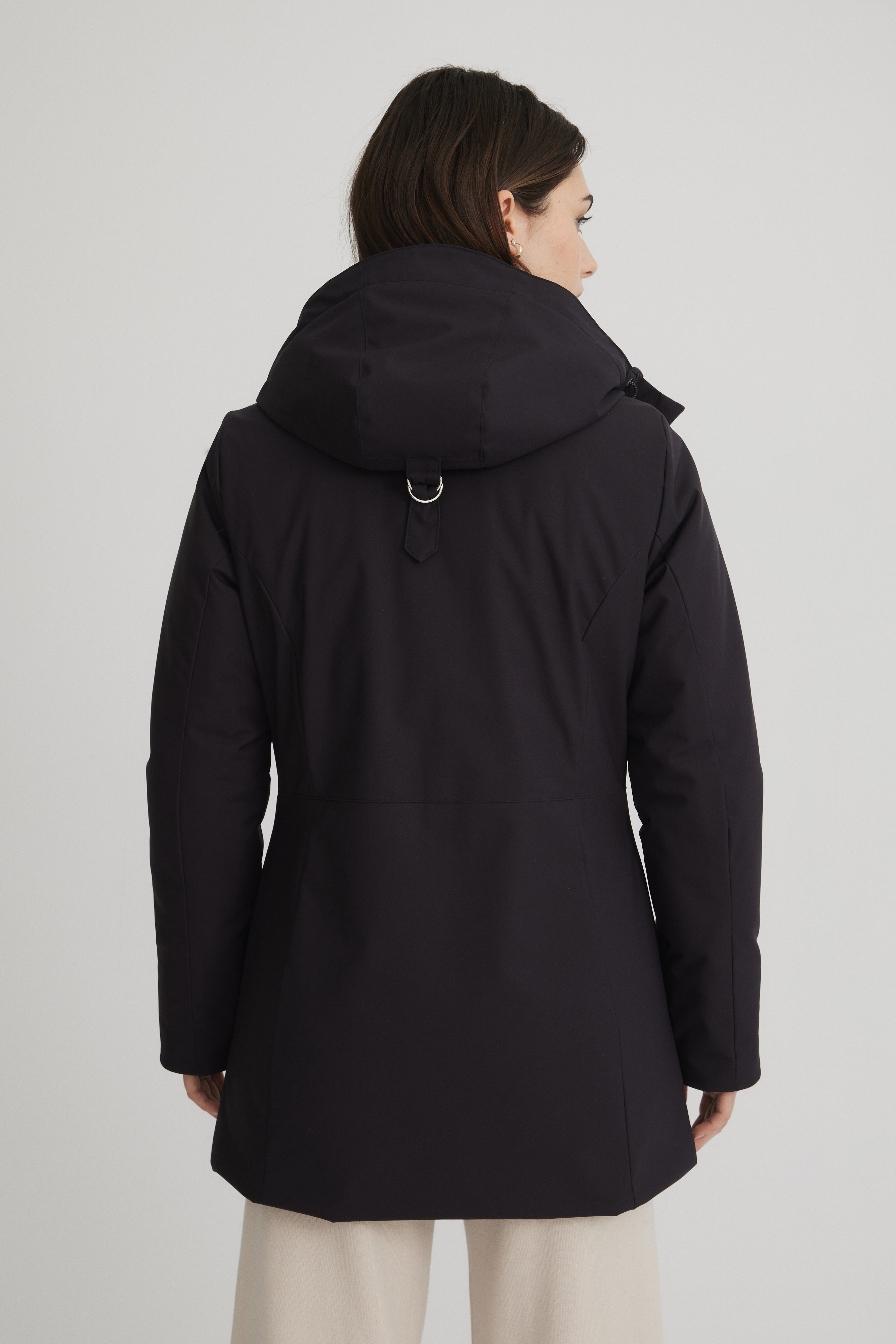 Manteau d'hiver isolé pour les hivers québécois. Manteau noir court pour femme 