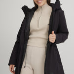 Manteau pour femme fabriqué au québec. Cordons d'ajustements à la taille
