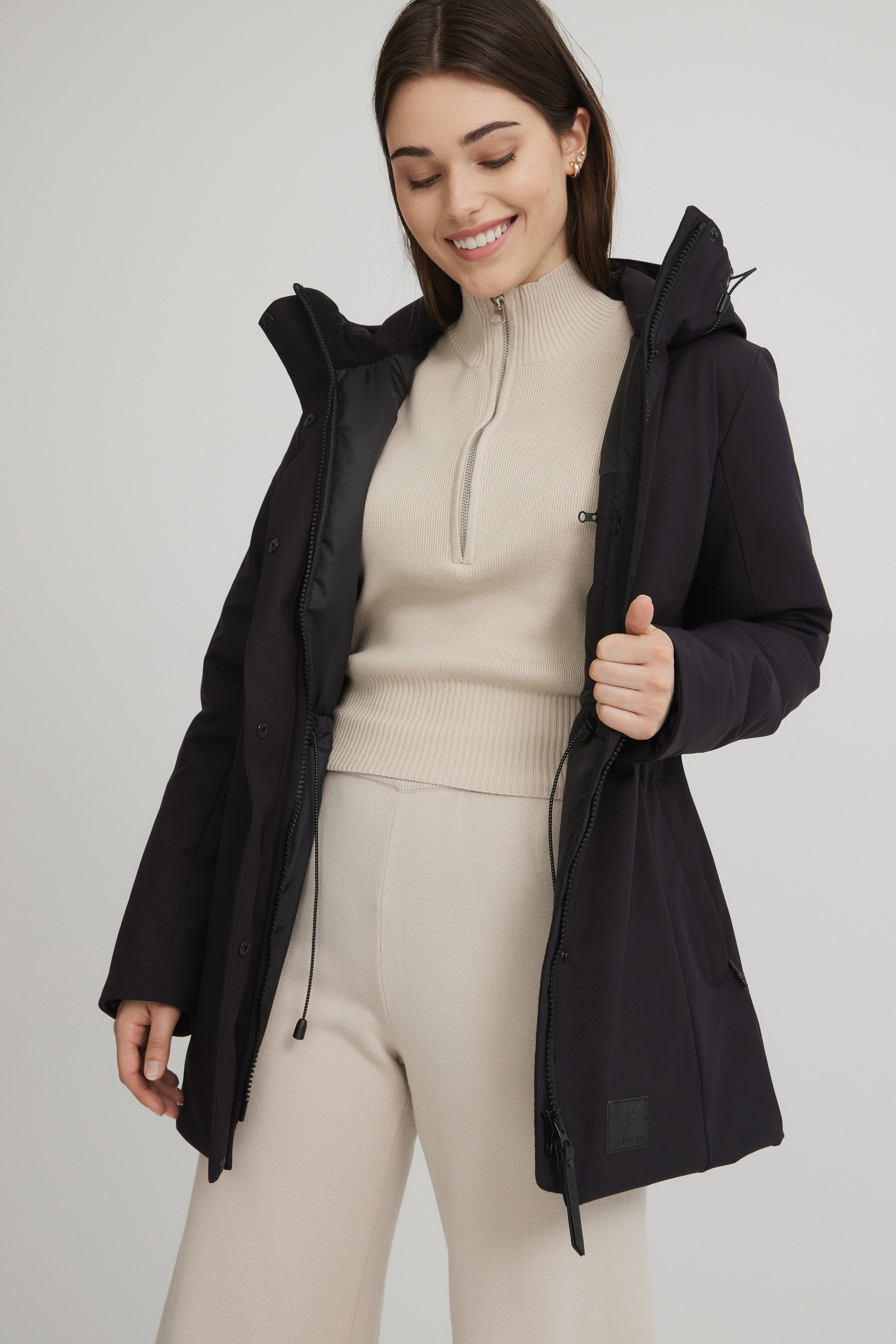 Manteau pour femme fabriqué au québec. Cordons d'ajustements à la taille