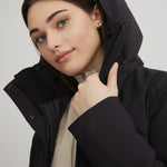 Manteau court et noir pour femme. Isolé synthétiquement. Manteau vegan.