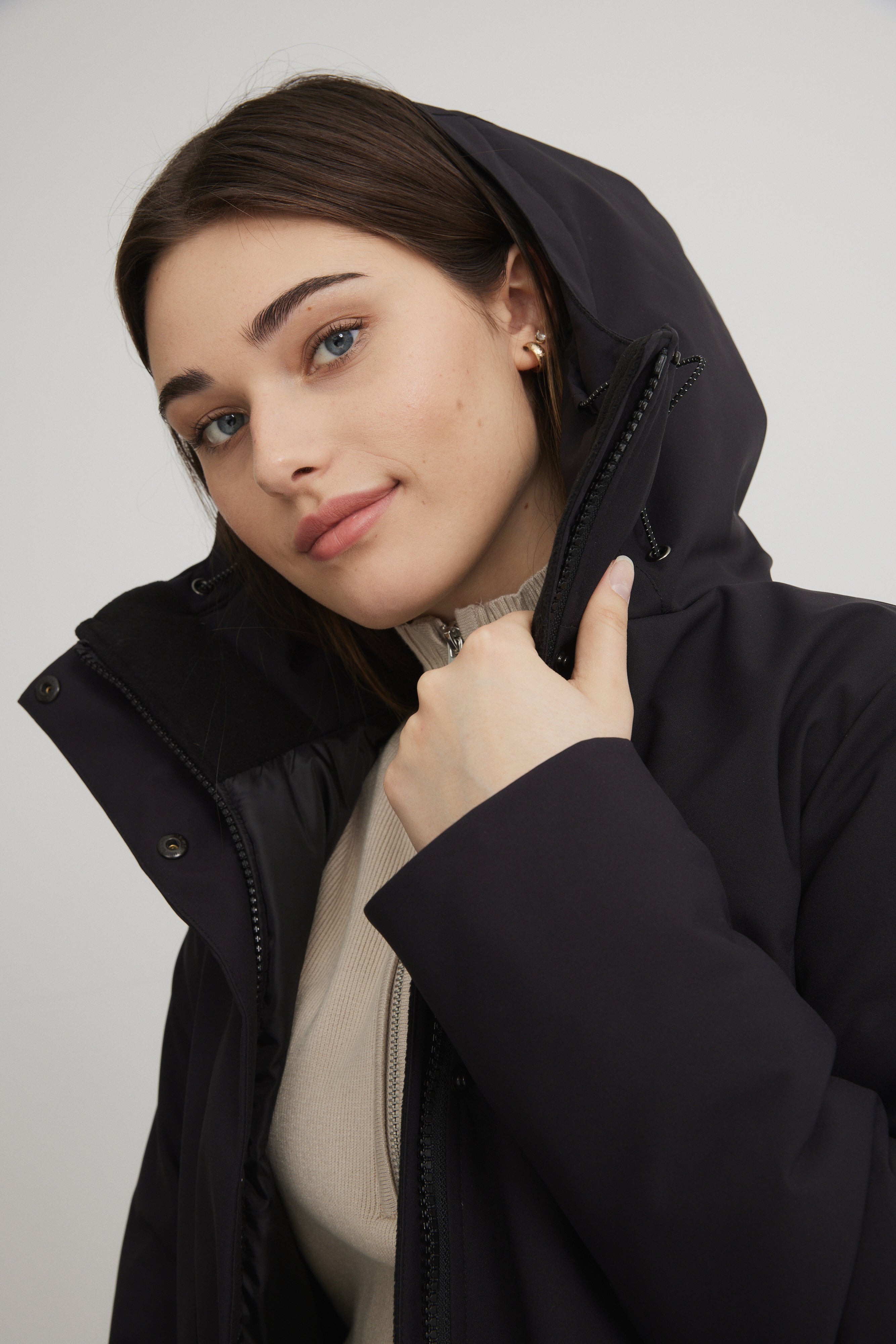 Manteau court et noir pour femme. Isolé synthétiquement. Manteau vegan.