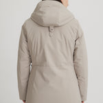 Manteau court pour femme sable de dos. Confection haute qualité au Québec.