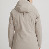 Manteau court pour femme sable de dos. Confection haute qualité au Québec.