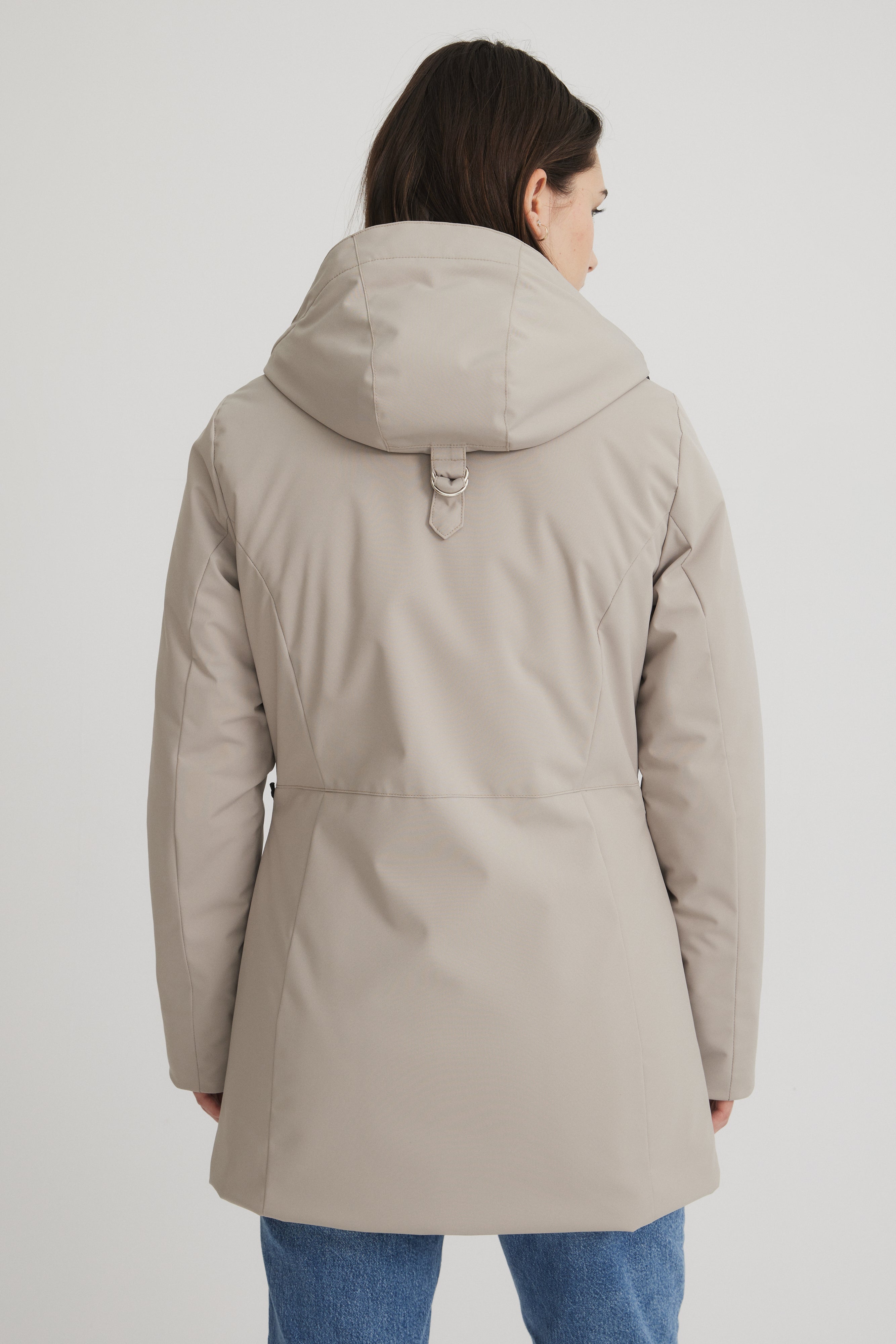 Manteau court pour femme sable de dos. Confection haute qualité au Québec.