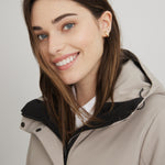 Manteau beige pour femme fabriqué au Québec. Haute qualité et imperméable