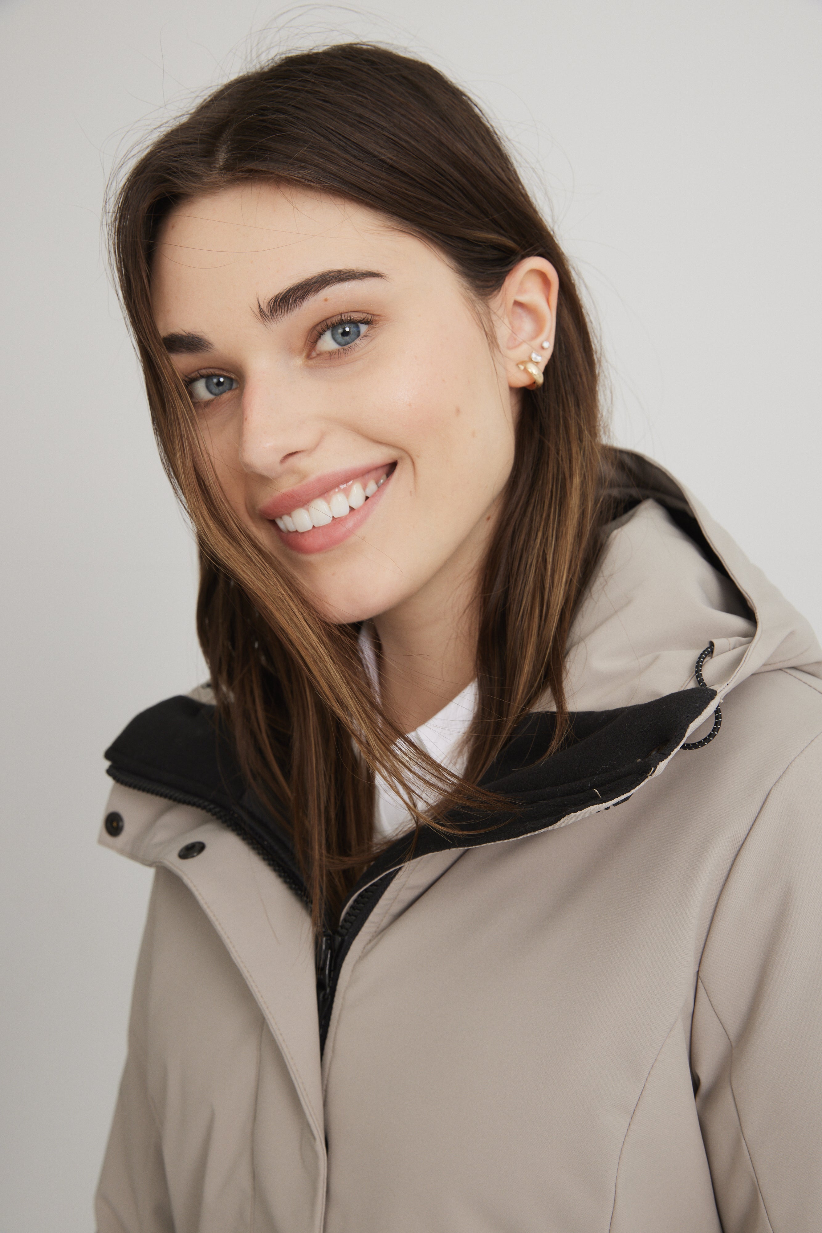 Manteau beige pour femme fabriqué au Québec. Haute qualité et imperméable