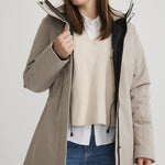 Manteau hiver court pour femme de couleur beige. Fabriqué au Québec. Isolant synthétique