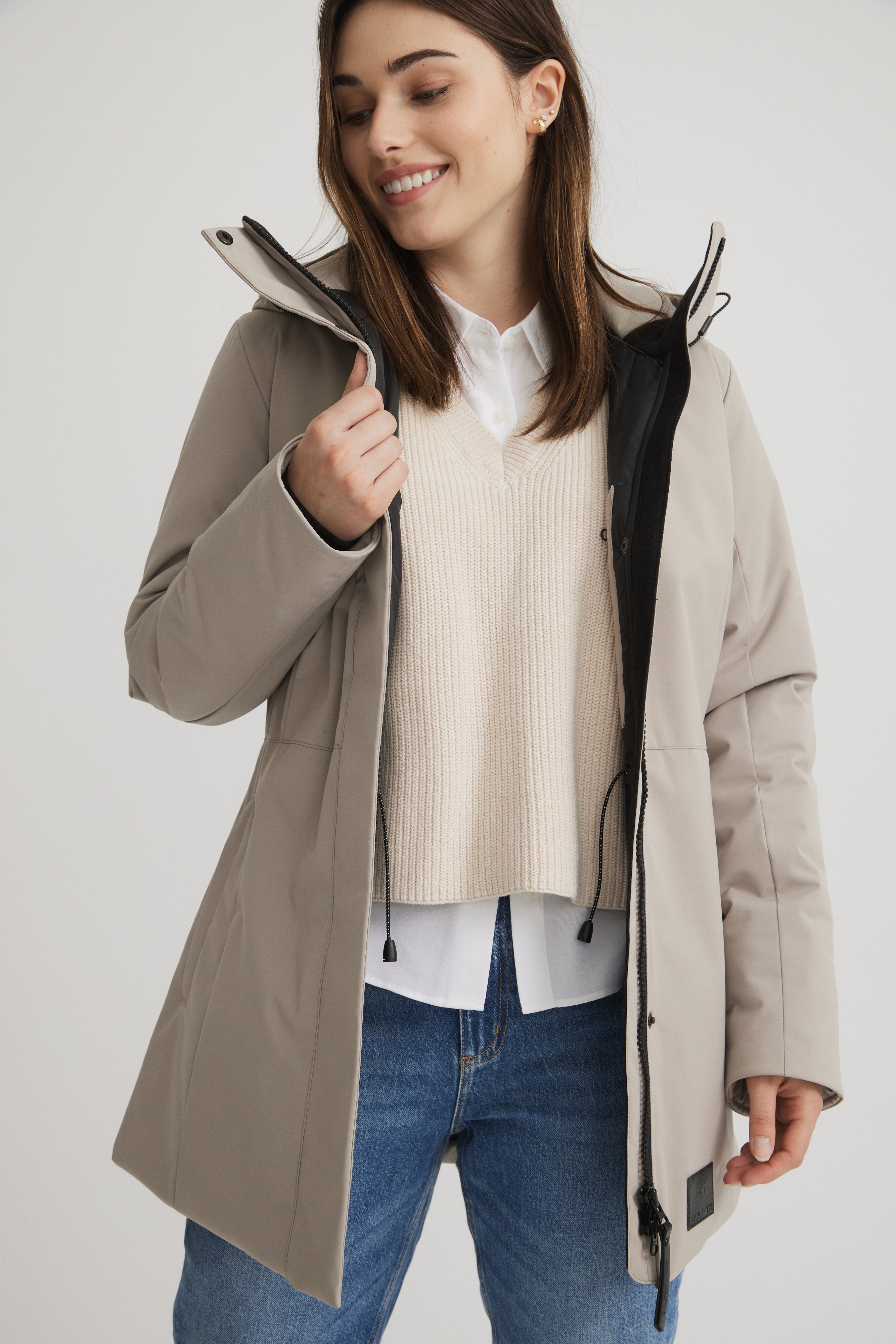 Manteau hiver court pour femme de couleur beige. Fabriqué au Québec. Isolant synthétique