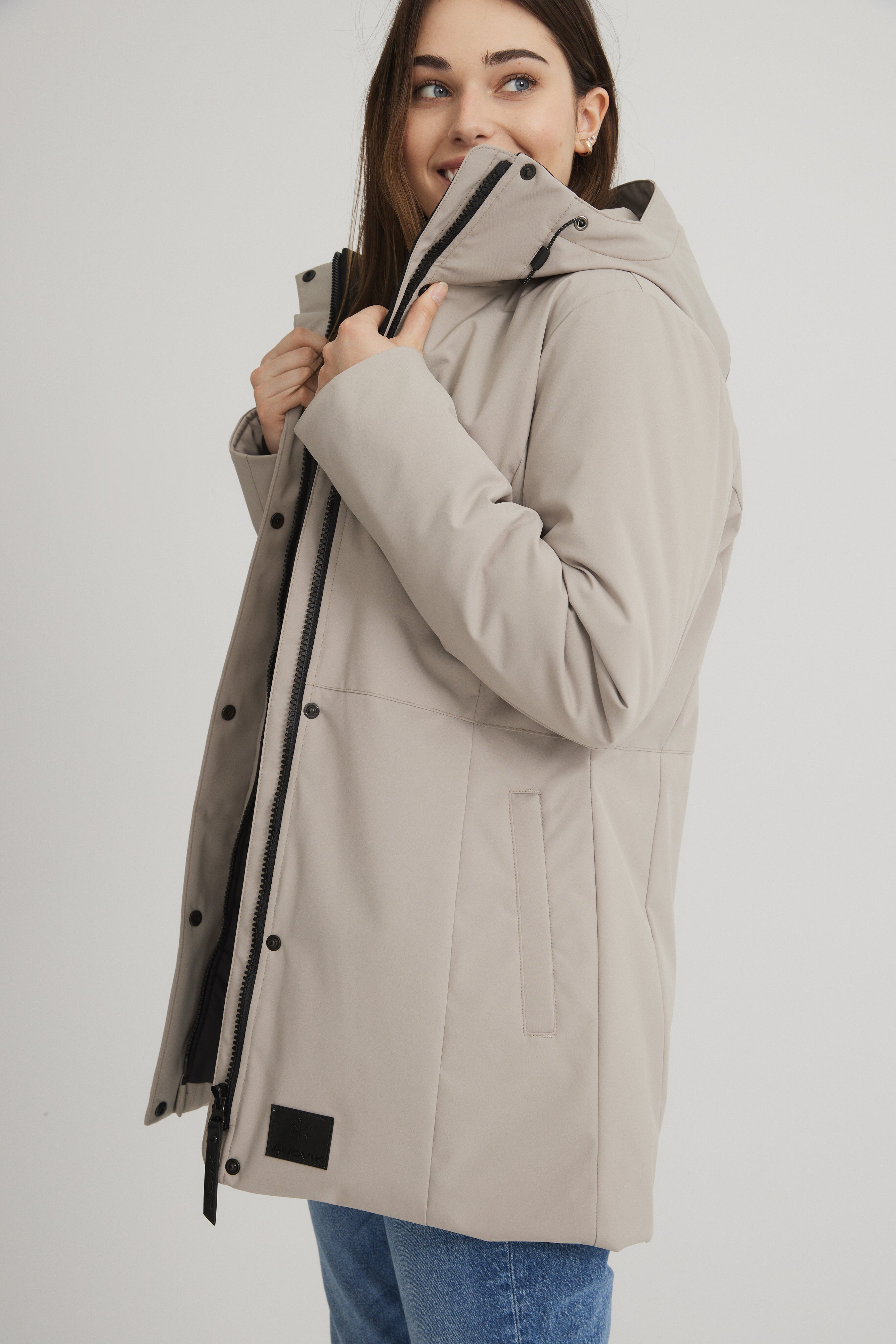 Manteau d'hiver court pour femme couleur sable. Protège jusqu'à -30degrés.