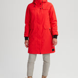 Manteau d'hiver couleur rouge pour femme. Manteau avec bandes réfléchissantes fabriqué au Québec.