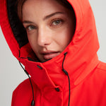 Capuchon ajustable sur manteau d'hiver rouge pour femme. Vegan et tissu respirant.