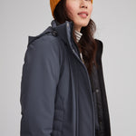 Manteau d'hiver mi-long pour femme. Manteau d'hiver fait au Québec, fait à partir de tissu performant. Manteau Imperméable, manteau coupe-vent et manteau respirant. Isolant synthétique et vegan. Manteau chaud gris.