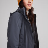Manteau d'hiver mi-long pour femme. Manteau d'hiver fait au Québec, fait à partir de tissu performant. Manteau Imperméable, manteau coupe-vent et manteau respirant. Isolant synthétique et vegan. Manteau chaud gris.