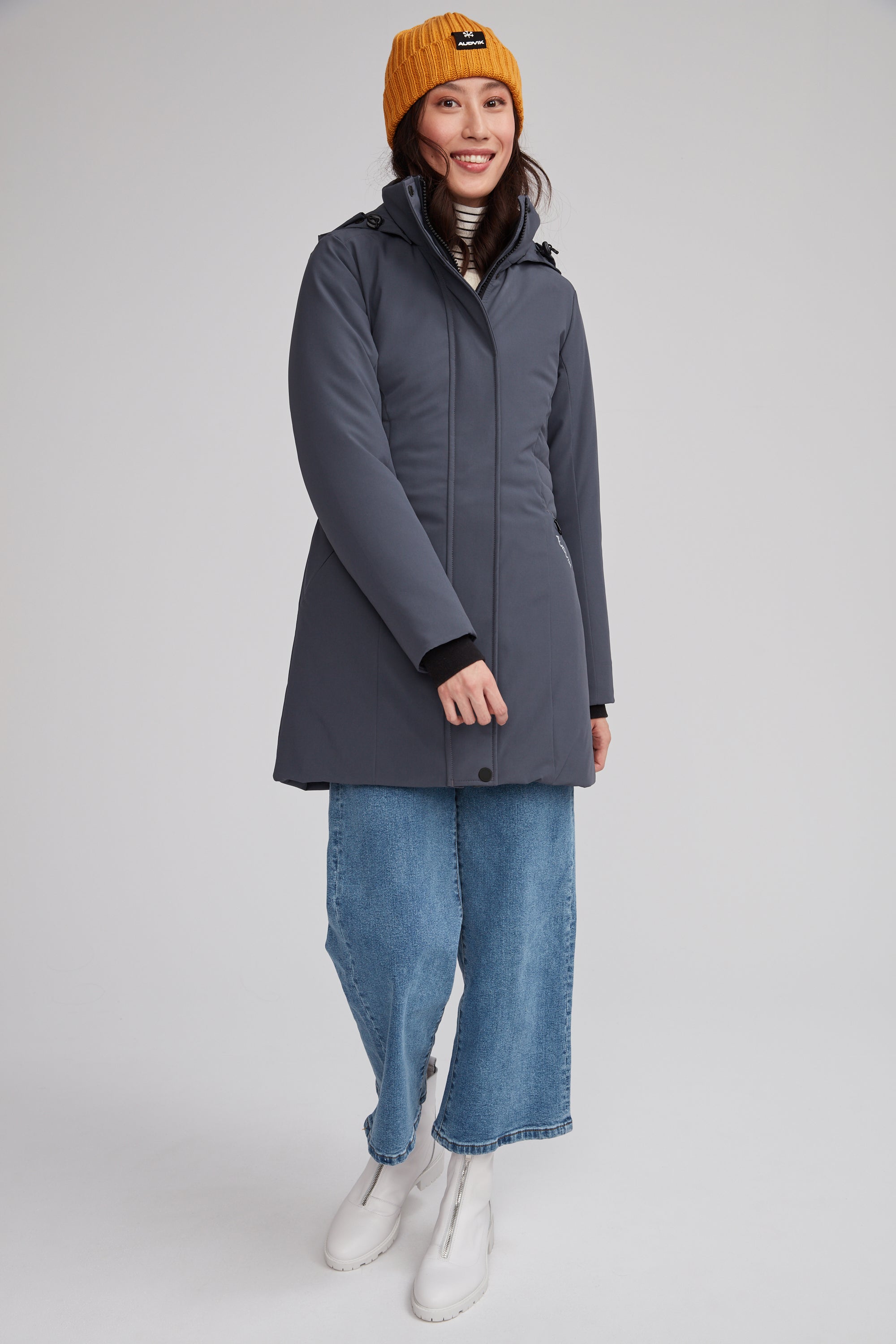 Manteau d'hiver longueur mi cuisse pour femme. Manteau isolés de couleur gris foncé pour femme. Fabriqué au Québec