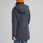 Manteau de couleur gris foncé pour femme avec tuque jaune. Coupe féminine.