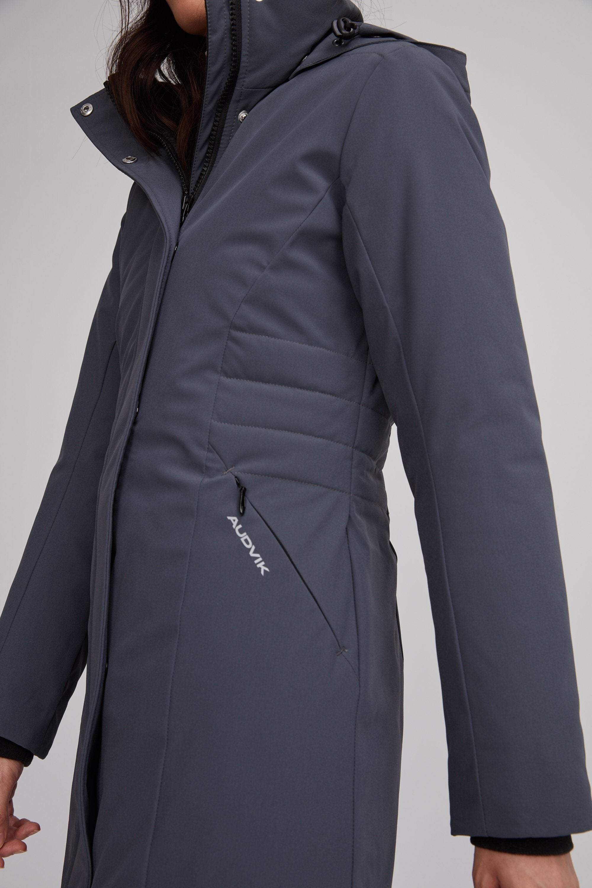 Manteau de couleur gris pour femme. Manteau fabriqué au Québec. Poignets en polar.